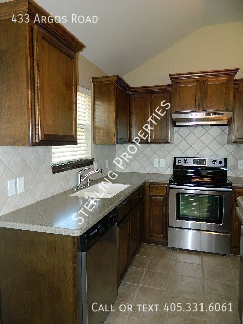Building Photo - 433 Argos Rd