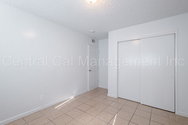 Building Photo - 2 Bedroom/1 Bath Apartment  - $995 Per Month!