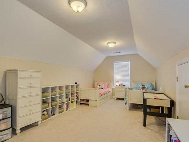 Building Photo - 5 bedroom, 3.5 bathroom home with pool in ...