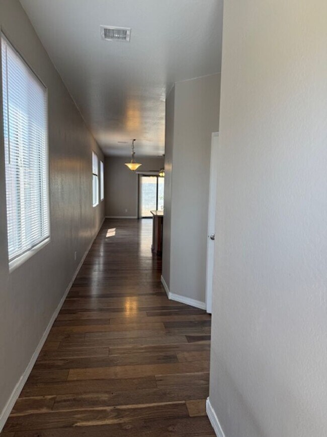 Building Photo - 3 Bedroom 2 Bath Home - Contact Property Pros Property Management