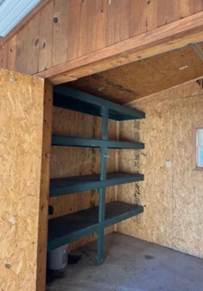 Building Photo - 2 bedroom/1 bath w/carport