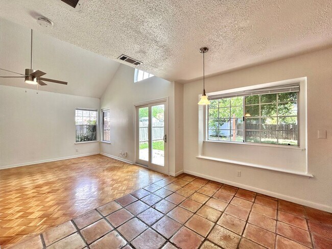 Building Photo - Spacious 3BR/2.5BA Two-Level Home with Fen...
