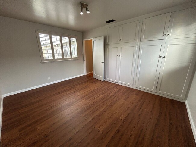 Building Photo - Spacious 3 Bed/1.5 Bath Home Located in He...
