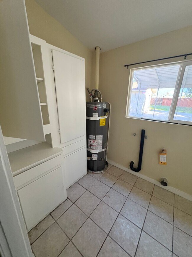 Building Photo - FOR RENT!! AVAILABLE 12/20/2025