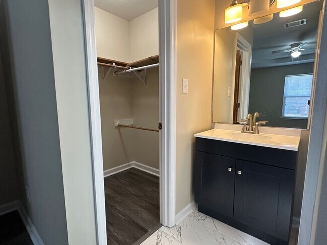 Building Photo - Woodlake - Richmond