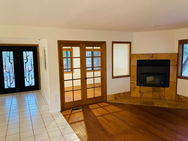 Building Photo - Village of Oak Creek