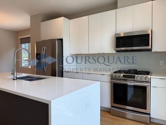 Building Photo - Beautiful  3-Bed / 3.5-Bath End-Unit Townhome with Rooftop Patio, Skyline Views & Climate-Control...