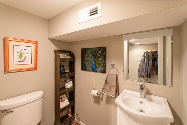Building Photo - Point Breeze 2 Bedroom, 2.5 Bathroom Home