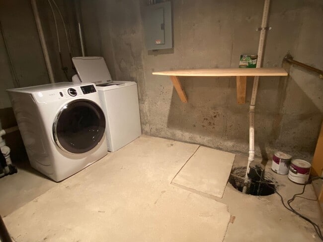 Building Photo - 10802 W Carr Ave