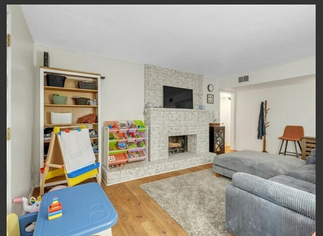 Building Photo - 2 bed 2 bath downstairs condo unit with co...