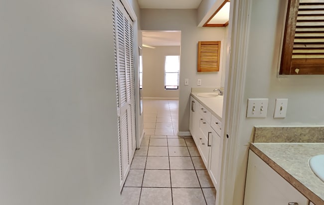 Building Photo - 102 Cascade St