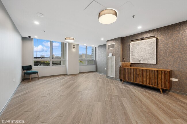 Building Photo - 701 S Wells St