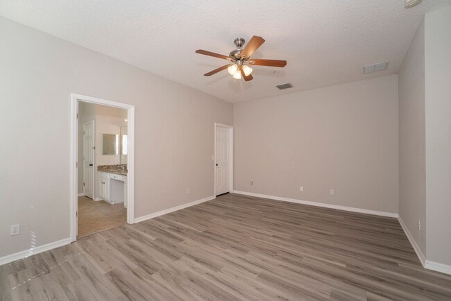 Building Photo - Cute and Spacious 3/2 House w/Bonus Room i...