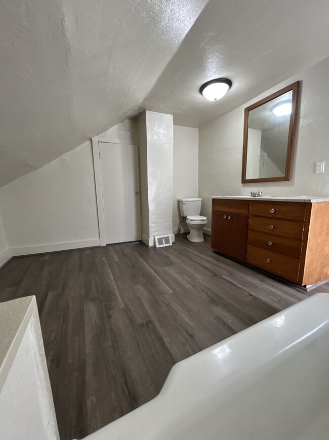 Building Photo - 411 W 9th St