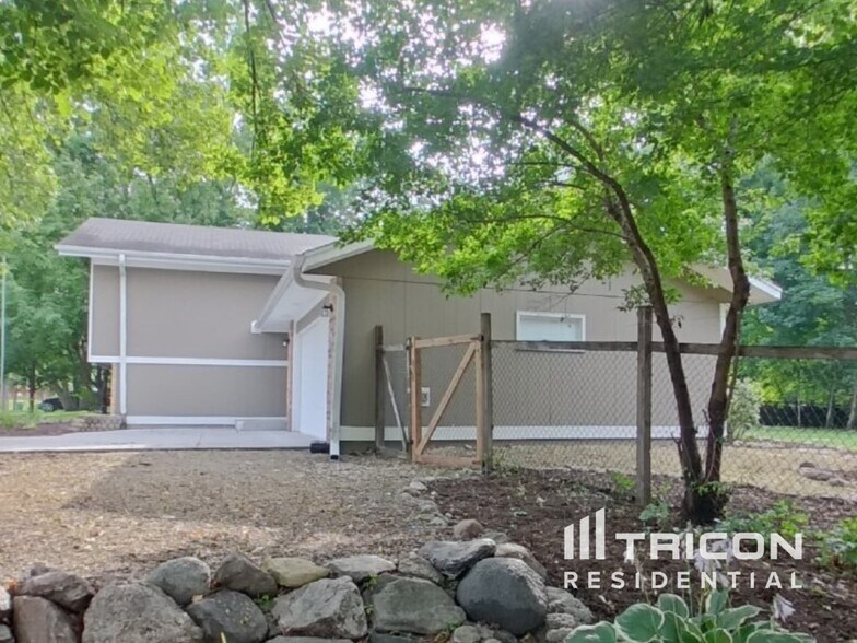 Building Photo - 7407 Laredo Dr