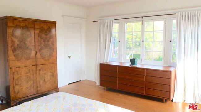 Building Photo - 2417 Walgrove Ave