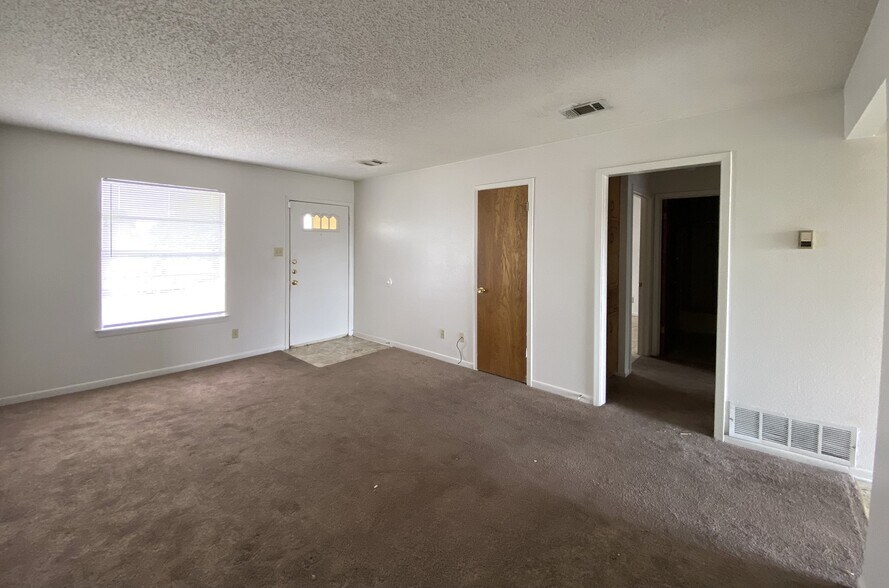 Building Photo - 4801 Rainbow Cir