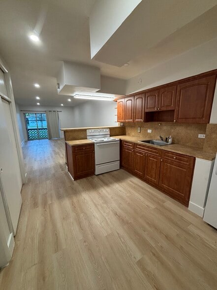 Open concept kitchen with plenty of cabinet space - 6580 Santona St