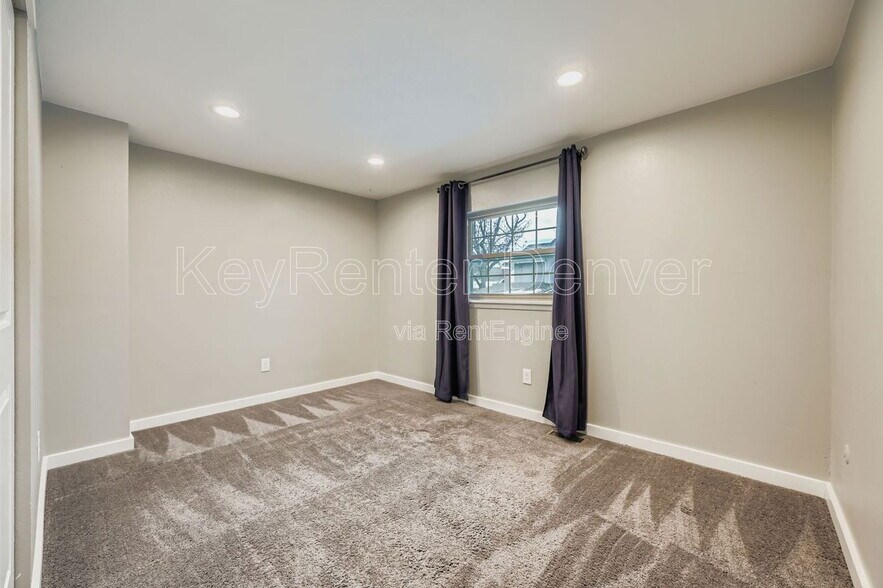 Building Photo - 7053 S Knolls Way