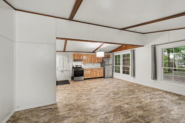 Building Photo - 3-Bedroom Duplex with Finished Basement & Central Air $1600/month