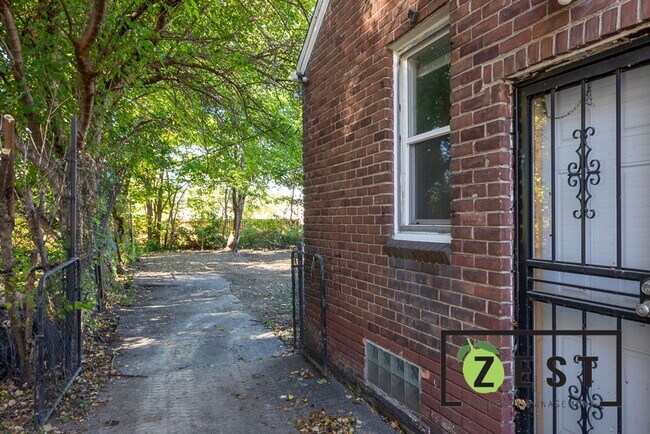 Building Photo - BEAUTIFUL 3 BED HOME