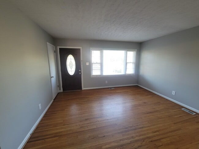 Building Photo - 872 Tearose Dr