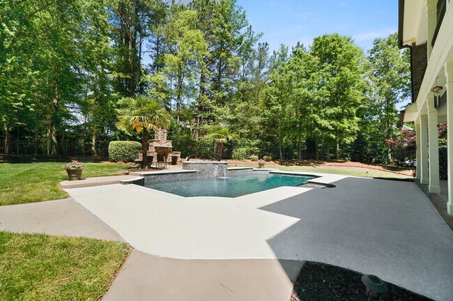 Building Photo - Luxury 5 Bedroom Retreat with Pool in Wedd...