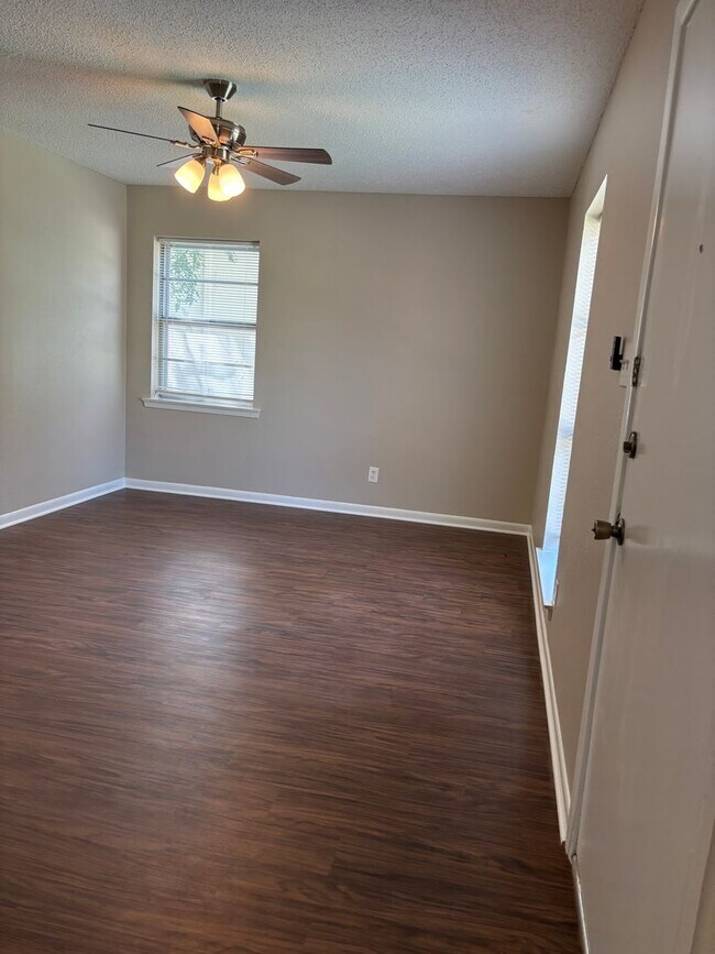 Building Photo - 3 Bedroom and 2 Bath