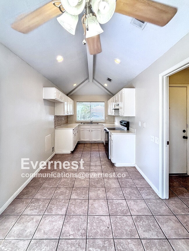 Building Photo - 8731 Summit Pines Dr