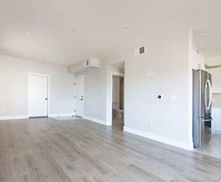 Living & dining area - 3763 Sawtelle Blvd