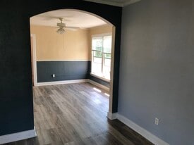 Building Photo - 418 Goodall Ave