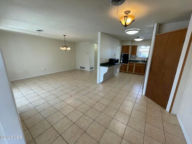 Building Photo - 135 Kent Dr