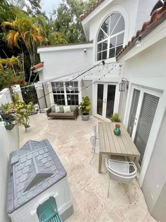 Building Photo - 3070 Allamanda St