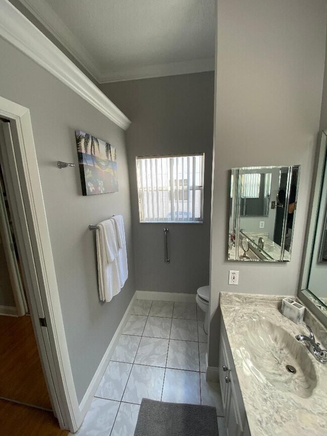 Building Photo - Spectacular ANNUAL LEASE, Fully Furnished ...