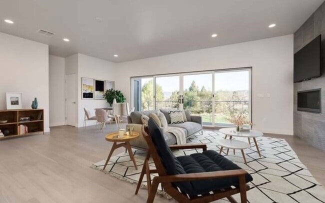 Building Photo - Stunning 3bed 2.5 Bath Terraza home