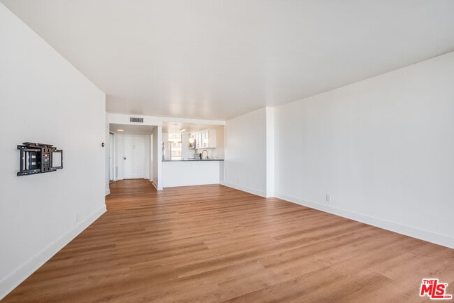 Building Photo - 4265 Marina City Dr