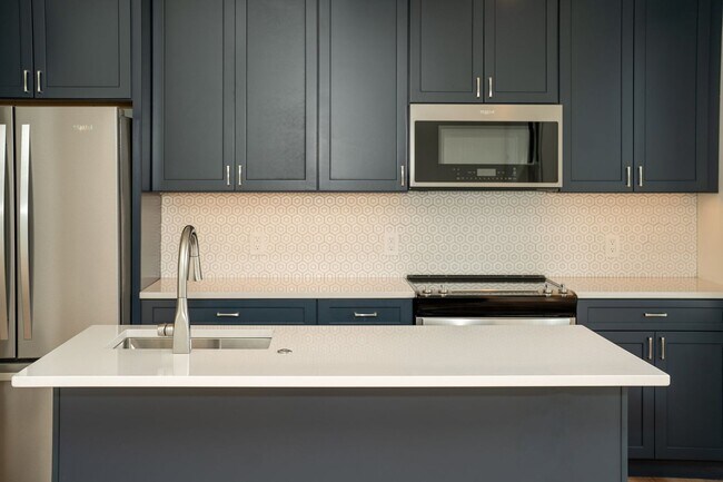 Building Photo - UPSCALE APARTMENT**Available August 2026 Call to inquire about April specials!