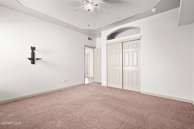 Building Photo - 5729 Valley Oak Dr