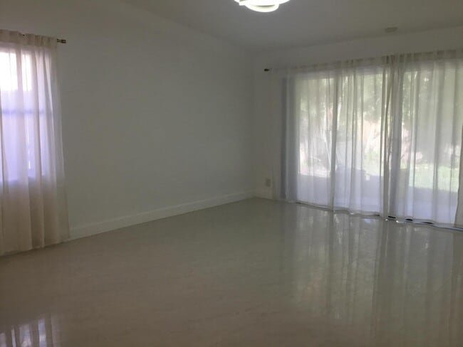 Building Photo - 1094 Raintree Ct