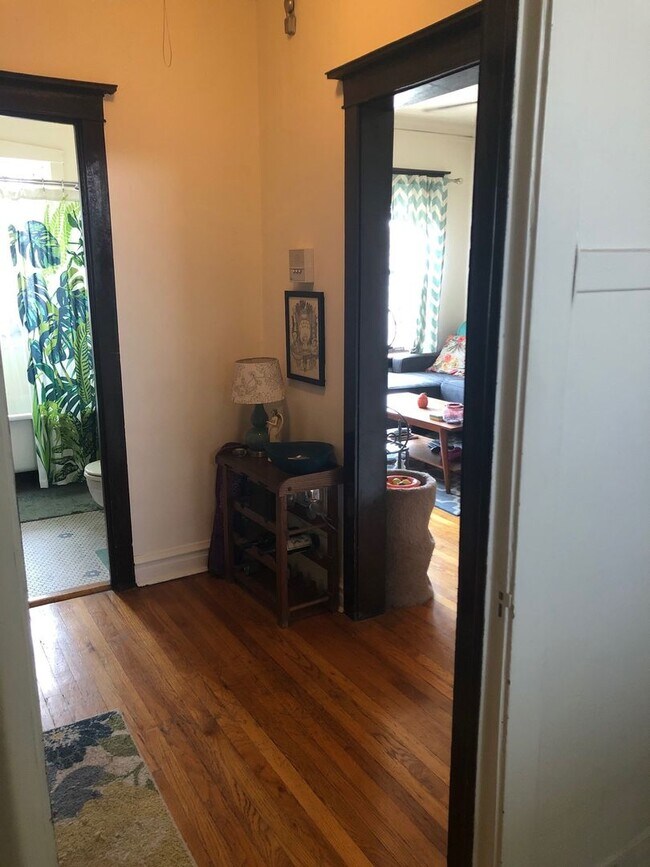 Building Photo - Sun-drenched Roscoe Village with sunny patio and yard