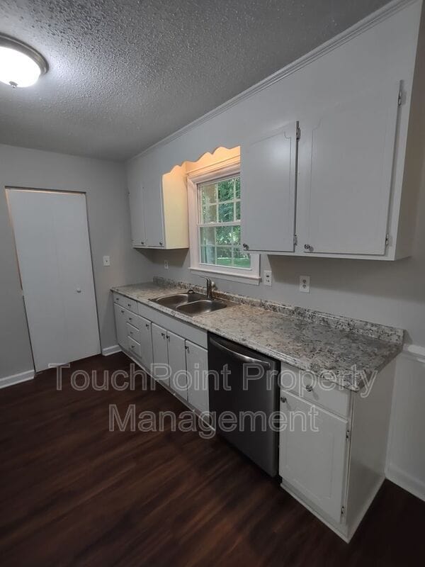 Building Photo - 710 Sharon Dr