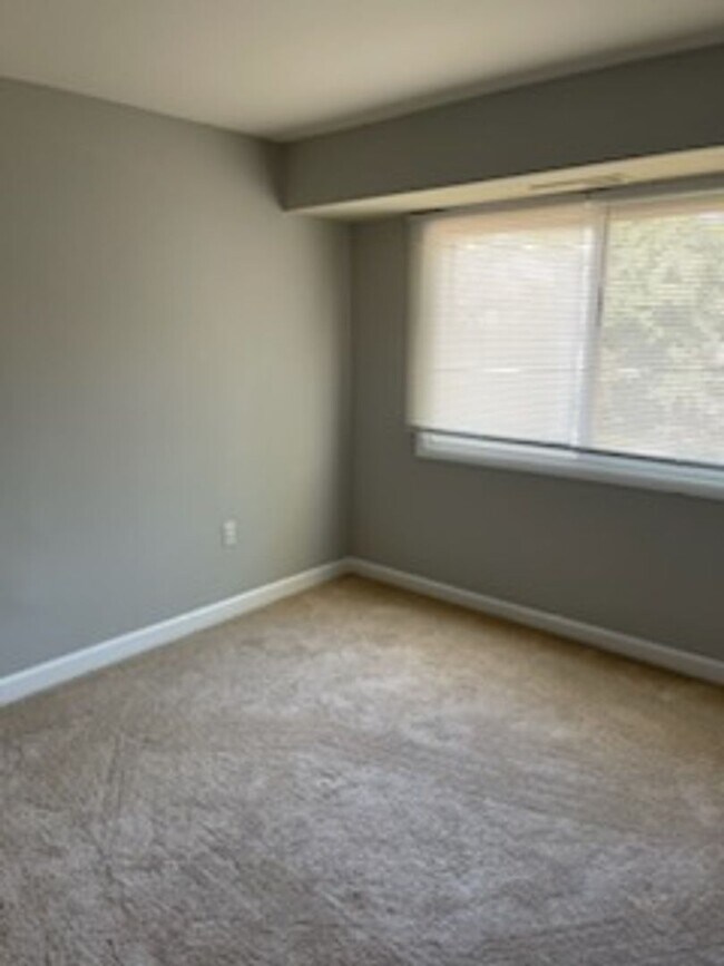 Building Photo - 1600 Renate Dr