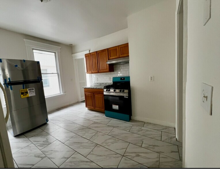 Building Photo - 879 Elm St