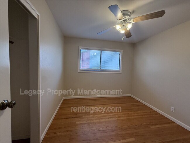 Building Photo - 309 Plum St
