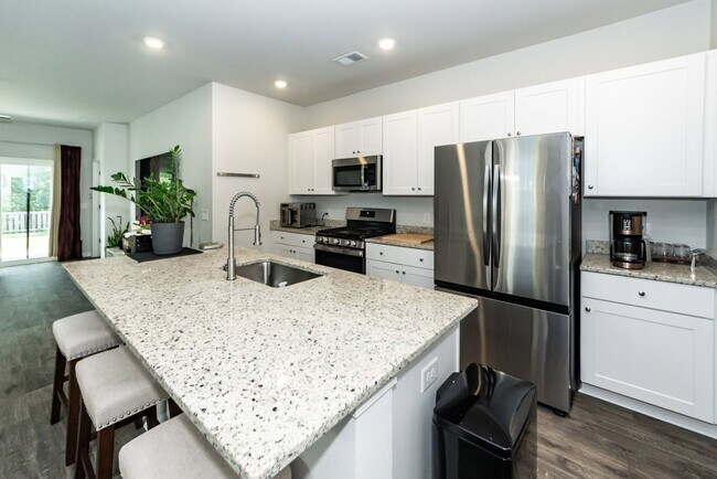 Building Photo - 239 Pine Crest View Dr