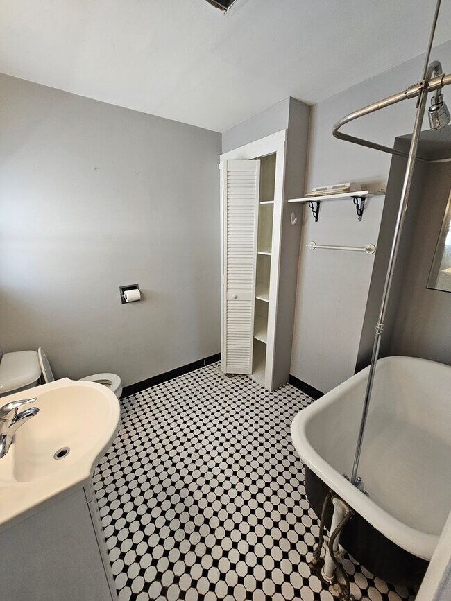 Building Photo - Move in Special in Tremont area For Rent!