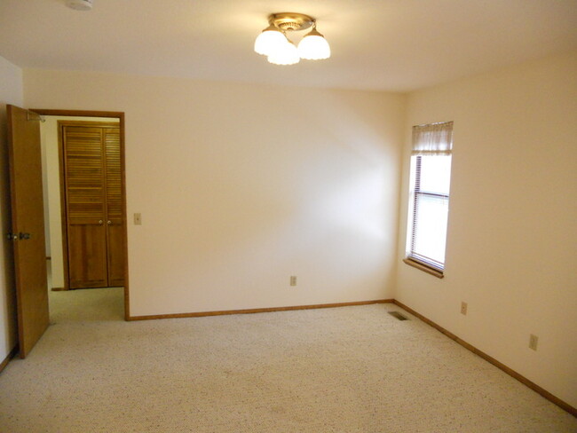 Building Photo - Charming 3-Bed, 2-Bath Home with 2-Car Gar...