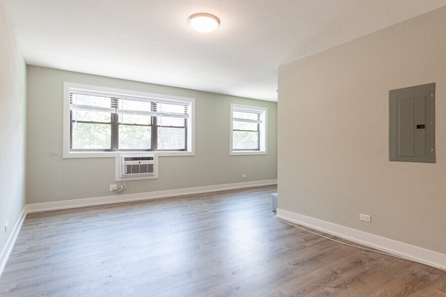 Building Photo - 525 W Surf St