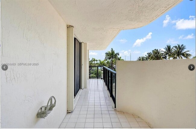 Building Photo - 2575 S Bayshore Dr