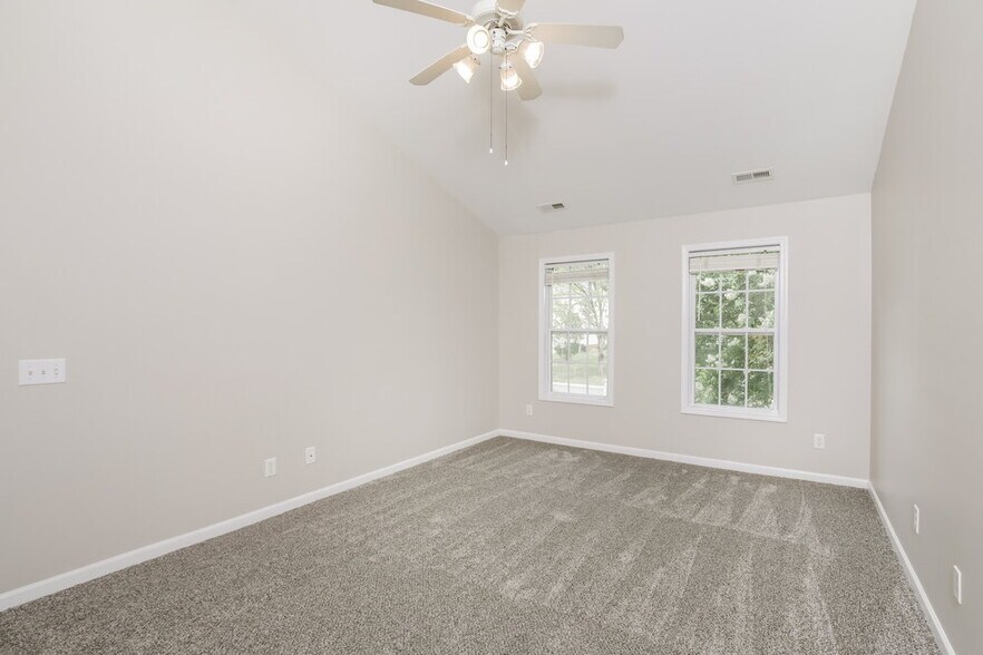 Building Photo - 136 Roan Dr